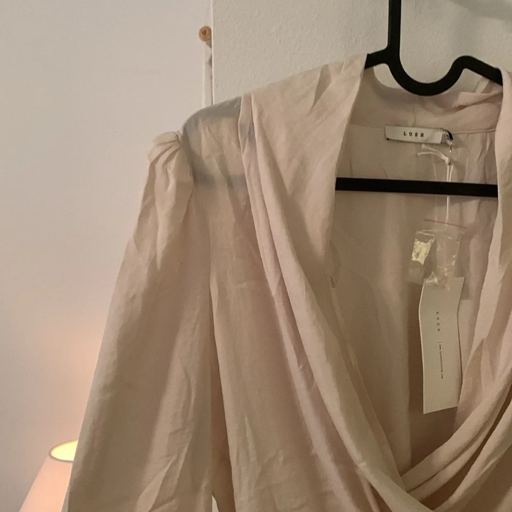 Cream wrap blouse - Picture 2 of 4